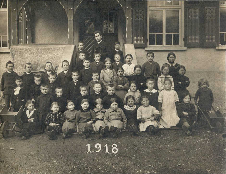 Klassenfoto 1918 vor dem Schulhaus Reidermoos 