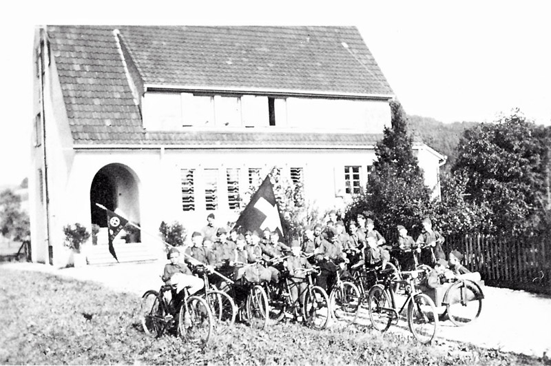 Jungschar. Im Hinterdrund das Pfarrhaus, noch ohne Kirche. Mai 1929